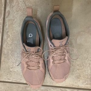 On Cloud Waterproof women’s shoes! Worn twice.